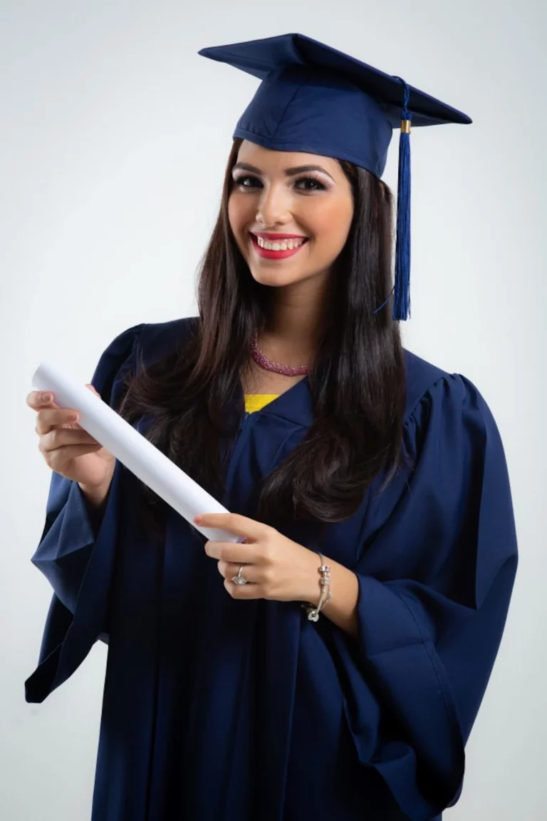 Graduada sonriente en sesión de fotos de graduación