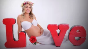 Embarazada tumbada con ropa cómoda y clara