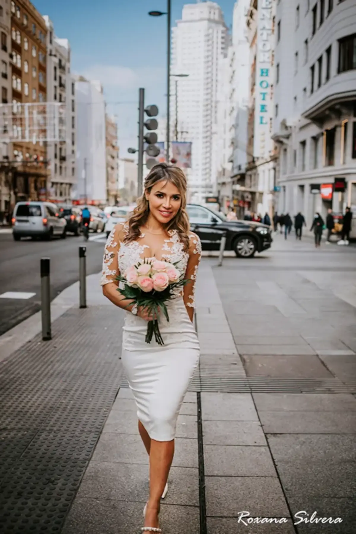 Novia con vestido de boda moderno caminando por la ciudad