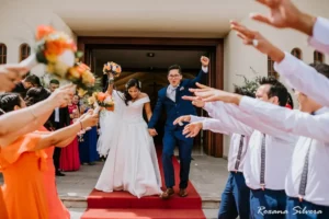 Novios saliendo felices de la iglesia tras la ceremonia de boda