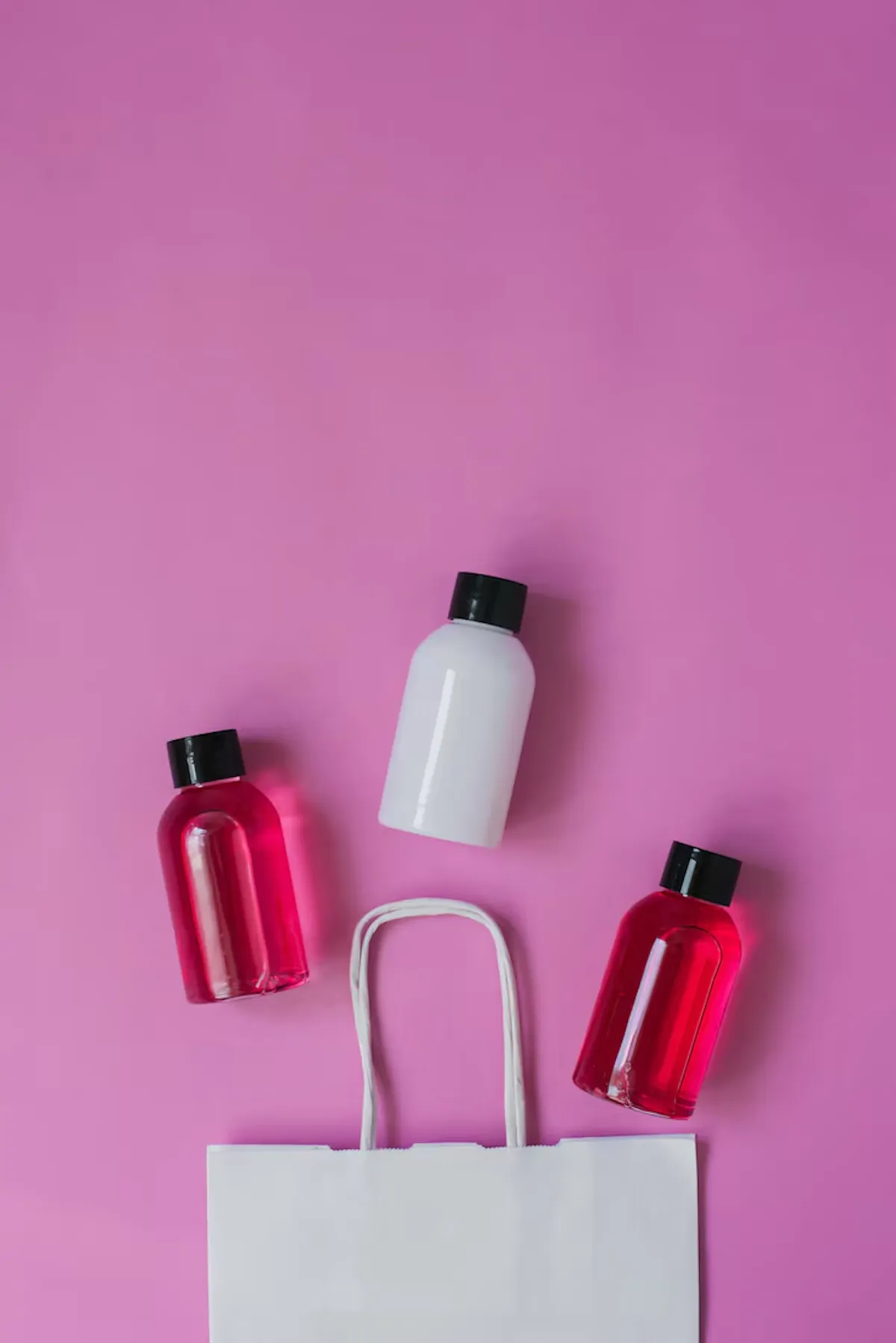 Bolsa con tres botes de producto en fotografía profesional