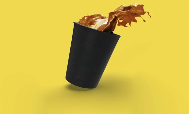 Café derramándose de forma artística en fotografía