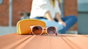 Gafas de sol fotografiadas en exterior con luz natural