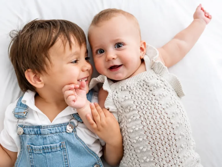 Sesión newborn con hermanos en Alcobendas | Roxana Silvera