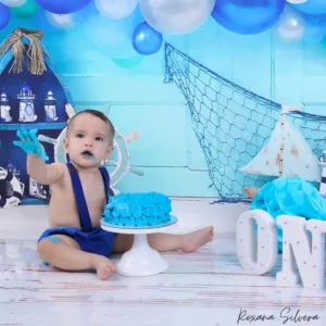 Bebé con tarta azul en una sesión Smash Cake marinera