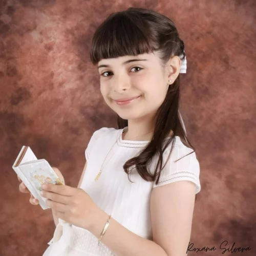 Niña posando en estudio para fotos de comunión
