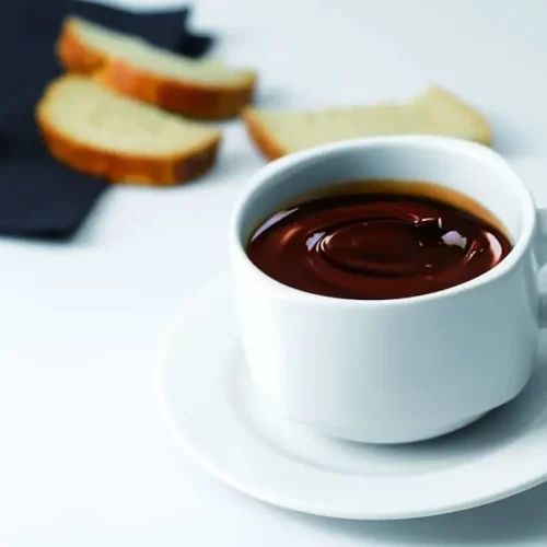 Fotografía profesional de una taza de café en estudio