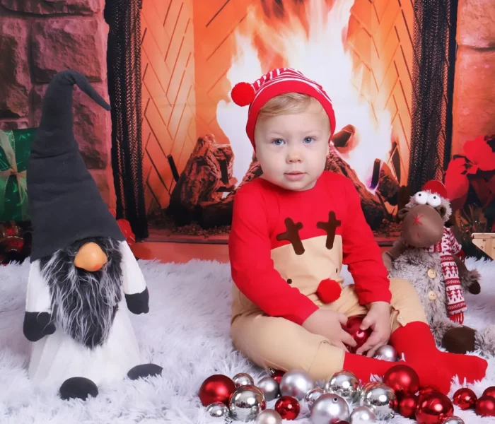 Niño con vestimenta navideña