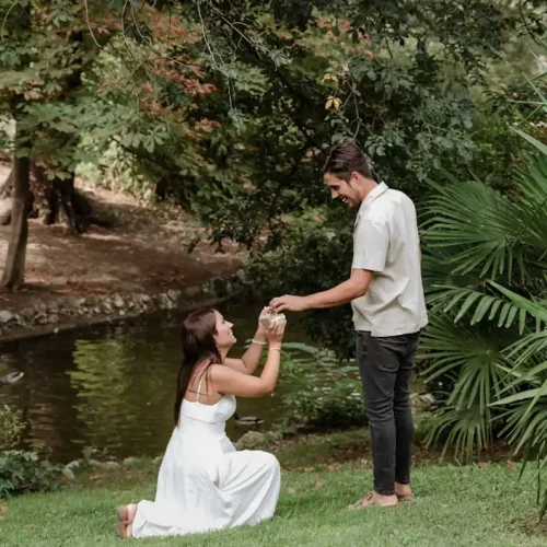 Novia pidiendo la mano a su novio