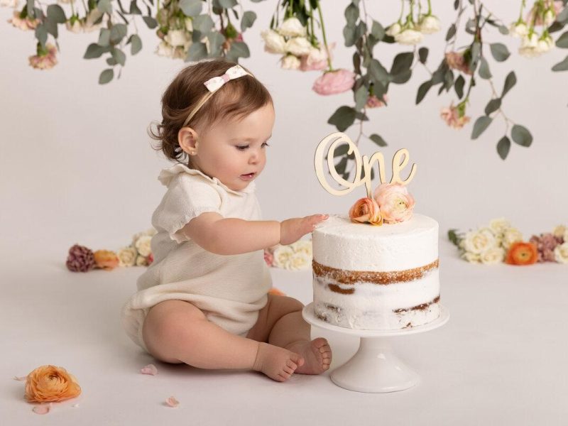 Bebé tocando una tarta en una sesión Smash Cake