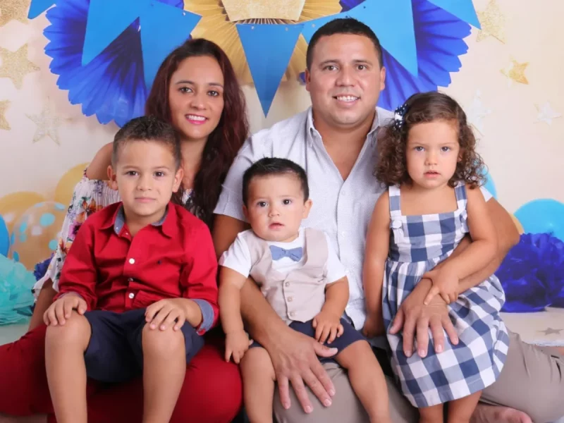 Familia con tres hijos en una sesión de fotos de cumpleaños